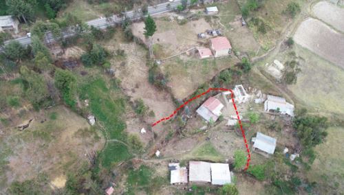 Zona de agrietamientos que compromete viviendas y terrenos de cultivo en el sector Chillimpampa, en la región Cajamarca.