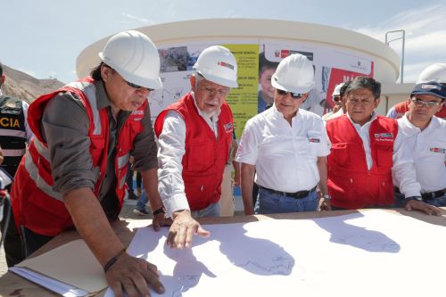 Presidente del Consejo de Ministros, César Villanueva, y ministro de Vivienda, Javier Piqué, inspeccionaron avances en obra de agua potable.