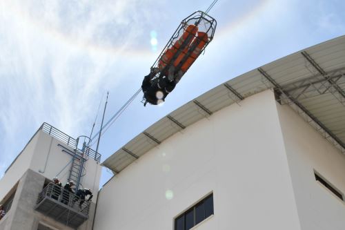 Rescatistas descienden de la torre del Centro de Operaciones de Emergencia Regional Moquegua.