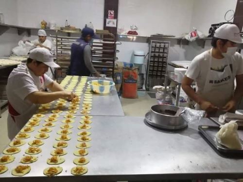 Se inspeccionaron cinco panaderías situadas en las principales calles de la ciudad, en las cuales se exhortó a los propietarios a mantener la limpieza y el orden en las zonas de manipulación de los alimentos.