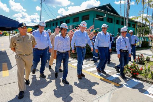 El presidente del directorio de Petroperú, James Atkins, y el gobernador regional de Loreto, Fernando Meléndez, participaron en actos conmemorativos por el 36 aniversario de la Refinería Iquitos.