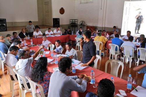 En la mesa de diálogo participan representantes de los productores cafetaleros de la Selva Central.