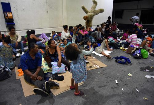 Migrantes hondureños descansan en Guatemala