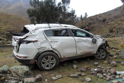 Camioneta en la que viajaban cuatro personas resultó seriamente dañada por accidente en el tramo carretero Checacupe-Palccoyo-Vinicunca.