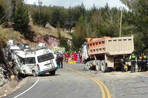 Colisión de combi contra un volquete dejó dos muertos y 10 heridos en la carretera Cajamarca-San Pablo.