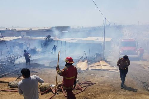 Veinte precarias viviendas del pueblo Colinas de Jesús, en el distrito de Nuevo Chimbotre, fueron reducidas a escombros por voraz incendio.
