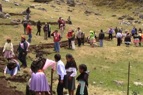 Pequeños productores agrarios de Pazos, región Huancavelica, participan activamente en la construcción de qochas y zanjas de infiltración.