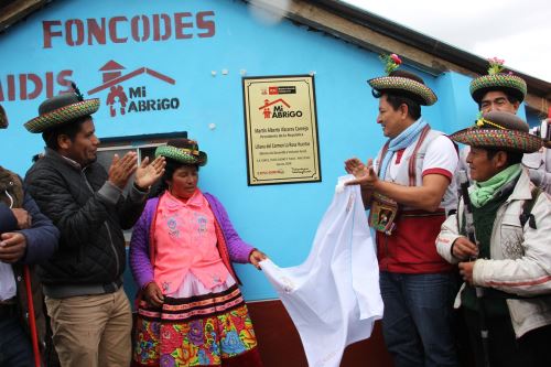 El director ejecutivo de Foncodes, Gustavo Torres Vásquez, empezó la tercera etapa de entrega de las 'casitas calientes' en Cangallo.