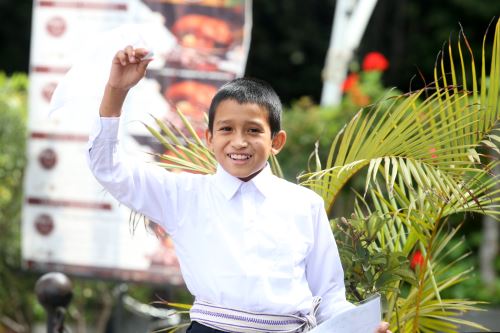 Los niños que participan del concurso Los Abuelos Ahora expresan su alegría durante su visita a Lima.