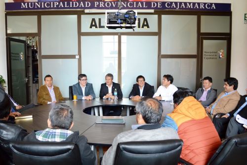 El alcalde provincial de Cajamarca, Manuel Becerra Vílchez, y su sucesor, Andrés Villar Narro, se reunieron con sus equipos.