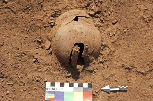 Cerca del cuerpo se encontraron diversos objetos como ceramios.