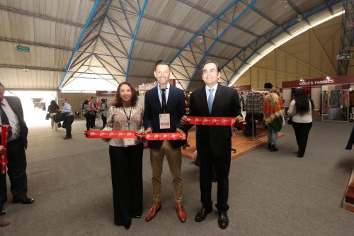 Alpaca Moda fue inaugurada por la directora de las Ocex, Teresa Mera; el presidente de Alpaca Fiesta, Raúl Rivera; y el director de exportaciones de Promperú, Luis Torres.