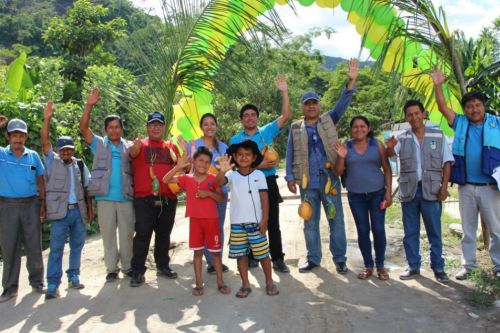 Cerca de 650 familias cacoteras se beneficiarán con carretera afirmada entregada por Devida.