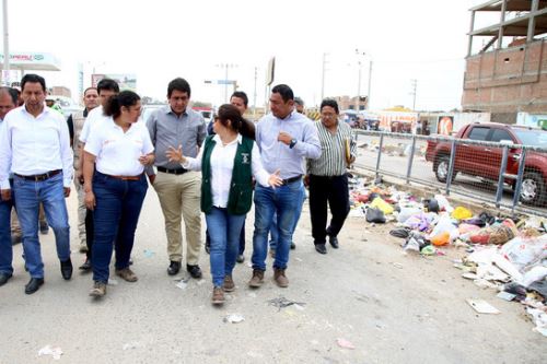 La ministra del Ambiente, Fabiola Muñoz, abordó la problemática de la basura en el distrito chiclayano de José Leonardo Ortiz con alcalde y autoridades electas.