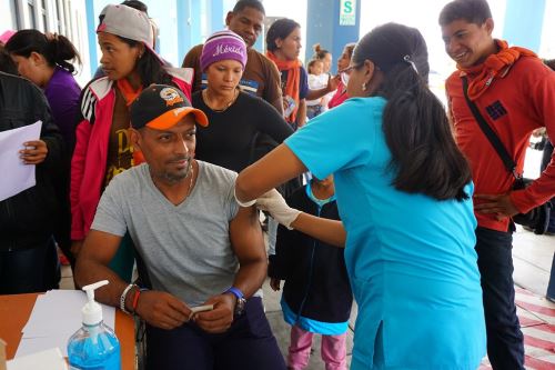 El Ministerio de Salud (Minsa) ha desplegado personal hasta el Cebaf Tumbes, donde se han instalado módulos de vacunación para los migrantes.