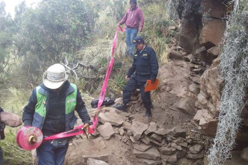 Policías y el subprefecto de Combapata participaron en la inspección de arqueólogos de la DDC de Cusco.