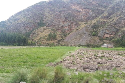Cementerio prehispánico Jerusalén K´uchu está ubicado en un abrigo rocoso en las faldas del cerro Llallicunca, en la provincia de Canchis, región Cusco.