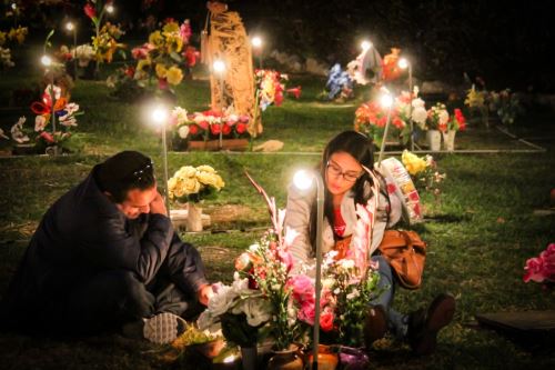 En los cementerios de la ciudad de Piura las velas son reemplazadas por focos que permiten a los visitantes pasar más horas.