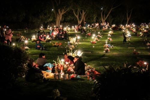 En las velaciones la costumbres es encender velas y realizar oraciones y cánticos.