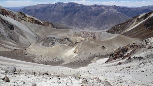 Cráter del volcán Huaynaputina, a 16 kilómetros al sureste de la ciudadela de Estagagache.