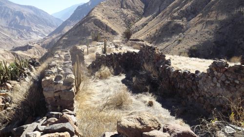 Se han identificado más de 33 estructuras rectangulares y dos circulares, así como andenes, canales de agua.