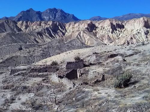 La ciudadela de Estagagache, así como los sistemas de andenes contiguos están cubiertos de ceniza y pómez de entre 0.4 metros y 1 metro de espesor, emplazados durante la erupción.