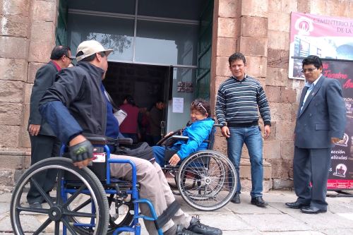 En algunos lugares de los cementerios de Cusco se han habilitado rampas para facilitar el paso de las sillas de ruedas.