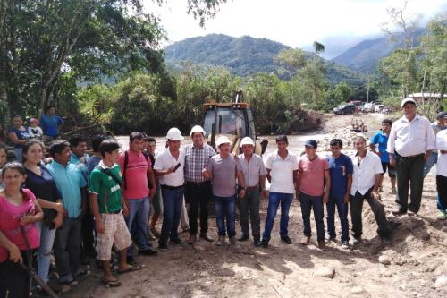 Población beneficiaria participó en la ceremonia de colocación de la primera piedra de la obra.