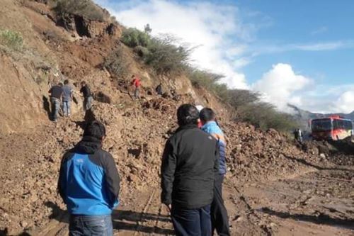 Intensas precipitaciones pluviales ocasionaron el derrumbe de un cerro en la carretera Pomabamba-San Luis, en Áncash.