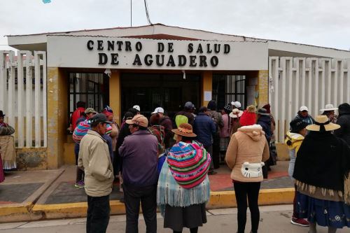 Decenas de personas se congregan en centro de salud de Desaguadero para averiguar el estado de salud de sus familiares.