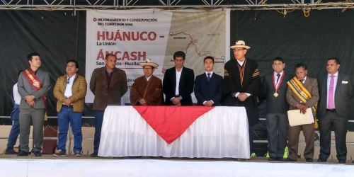 El presidente Martín Vizcarra encabezó la ceremonia de firma de contrato para la ejecución de la carretera.