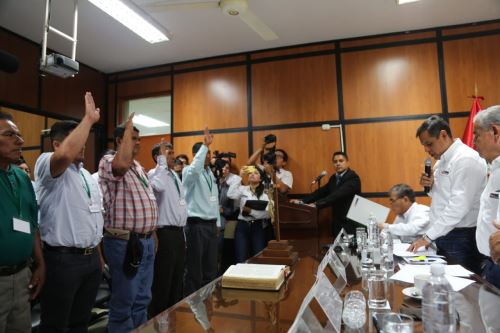 Ministro Mostajo tomó juramento a nuevos núcleos ejecutores de la región Piura.