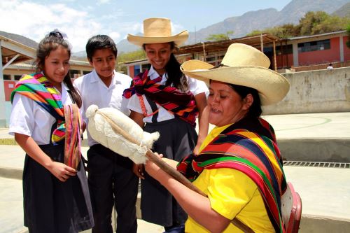 En el distrito de Salas pervive los tejidos elaborados de forma tradicional.