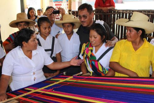 Los estudiantes buscan poner en valor las técnicas tradicionales para la elaboración de textiles.