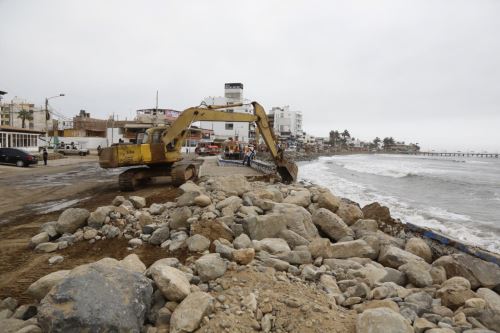 Con maquinaria pesada del Gobierno Regional de La Libertad se ejecutan trabajos superficiales que permitan frenar la fuerza de las olas en el malecón del balneario de Huanchacho.