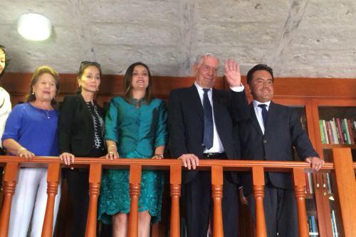 Premio Nobel de Literatura participó en la ceremonia de entrega de la sexta remesa de ejemplares a la Biblioteca Regional Mario Vargas Llosa, en Arequipa.