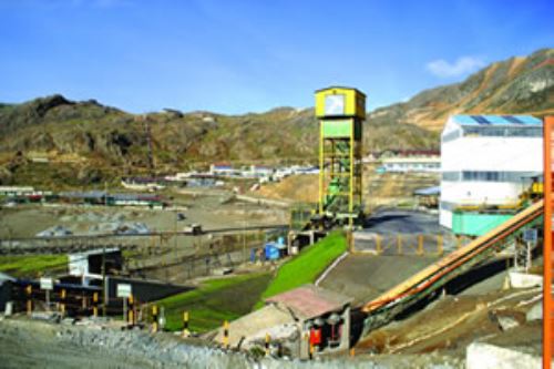 La mina de Huarón se ubica a 4,700 metros de altura a 35 km de la ciudad de Cerro de Pasco.