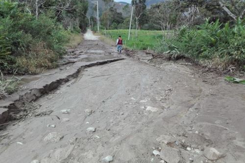 Intensas lluvias provocan deslizamientos sobre vías del distrito de Huancabamba, en la región Pasco.