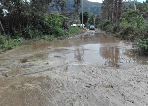 Vías del distrito de Huancabamba, región Pasco, han sido afectadas por deslizamientos provocados por intensas lluvias.