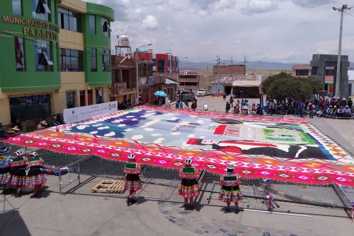En la elaboración del telar participaron 12 artesanas del distrito de Pallpata.