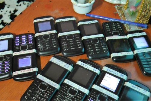 En el operativo se incautaron una gran cantidad de teléfonos celulares.