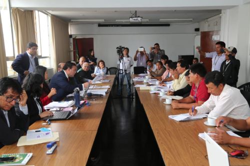 Especialistas del INIA, Senasa y Agro Rural expusieron diversas propuestas en la mesa de diálogo.