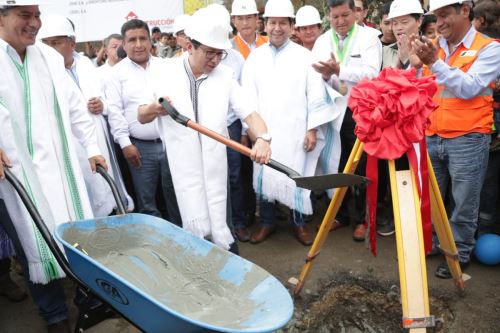 Ministro de Transportes y Comunicaciones, Edmer Trujillo, colocó primera piedra de la vía Canchaque-Huancabamba.