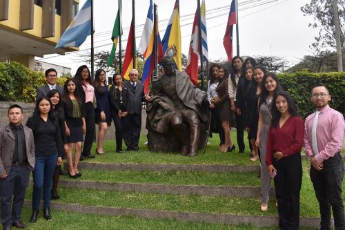 Secretario General de la CAN, Héctor Quintero con estudiantes de la universidad Continental