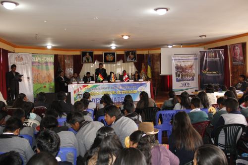 Escolares peruanos y bolivianos se unen para luchar contra el consumo de drogas.