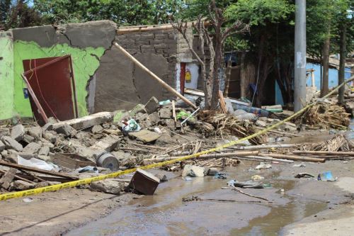 La vivienda desplomada a causa del sismo estaba construida de adobe.