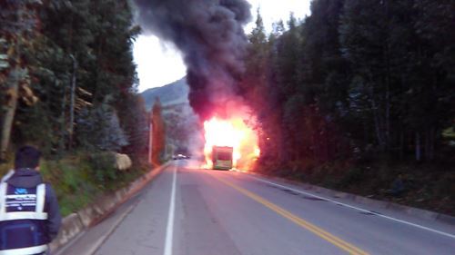 Bus de la empresa de transporte interregional Turismo Moquegua Tres Ángeles S.A.C., de placa de rodaje Z8E-969, se incendió en la vía Cusco-Arequipa.
