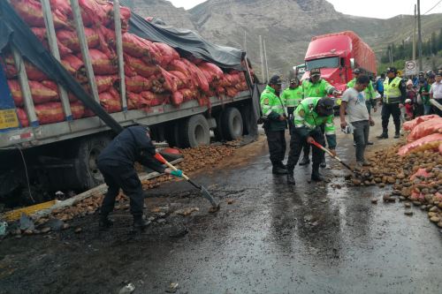 Tráiler siniestrado en el kilómetro 3 del tramo La Oroya-Desvío Cerro de Pasco de la carretera Central estaba cargado de papas.