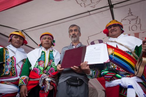 Director de la Dirección Desconcentrada de Cultura de Cusco, Luis Nieto, entregó reconocimiento.