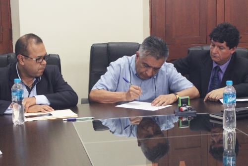 Alcalde saliente de Chiclayo, David Chinguel, y el burgomaestre electo, Marco Gasco, firmaron acuerdo par conformar comisión de transferencia.
